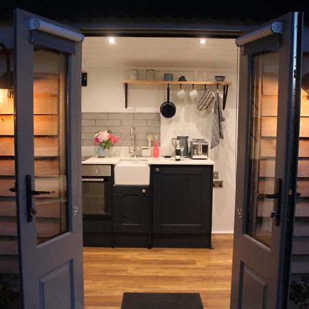 Luxury Shepherds Hut - The Sweet Pea By The Lake York Esterno foto