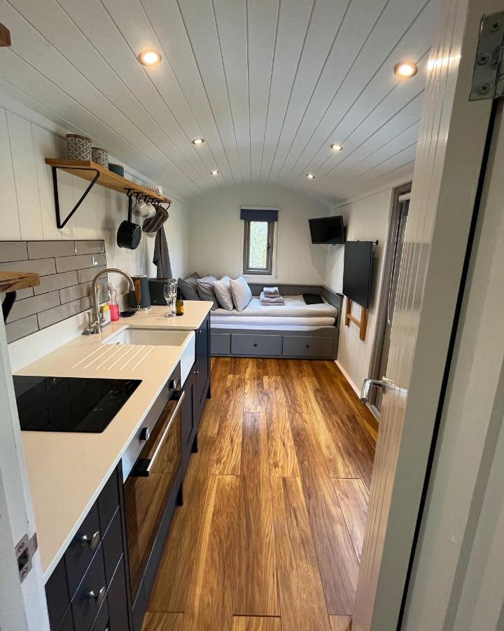 Luxury Shepherds Hut - The Sweet Pea By The Lake York Esterno foto