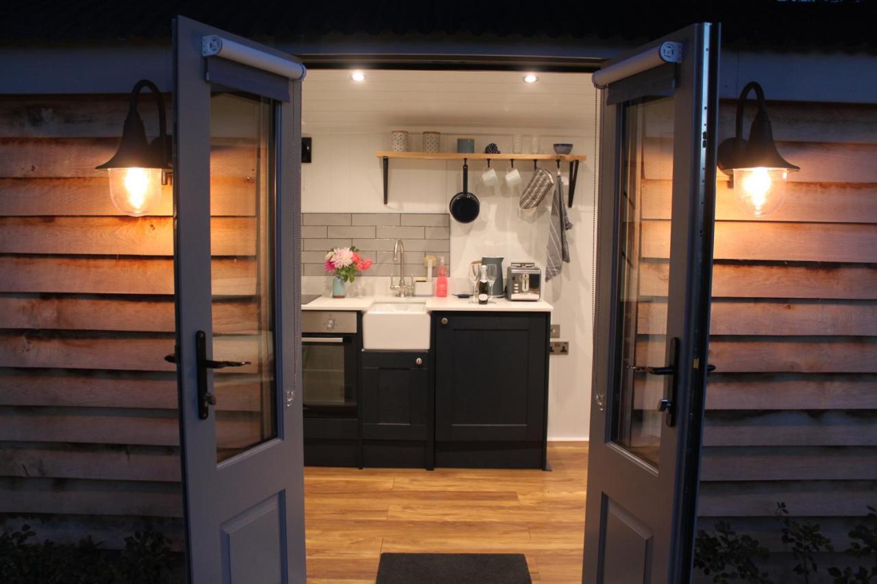 Luxury Shepherds Hut - The Sweet Pea By The Lake York Esterno foto