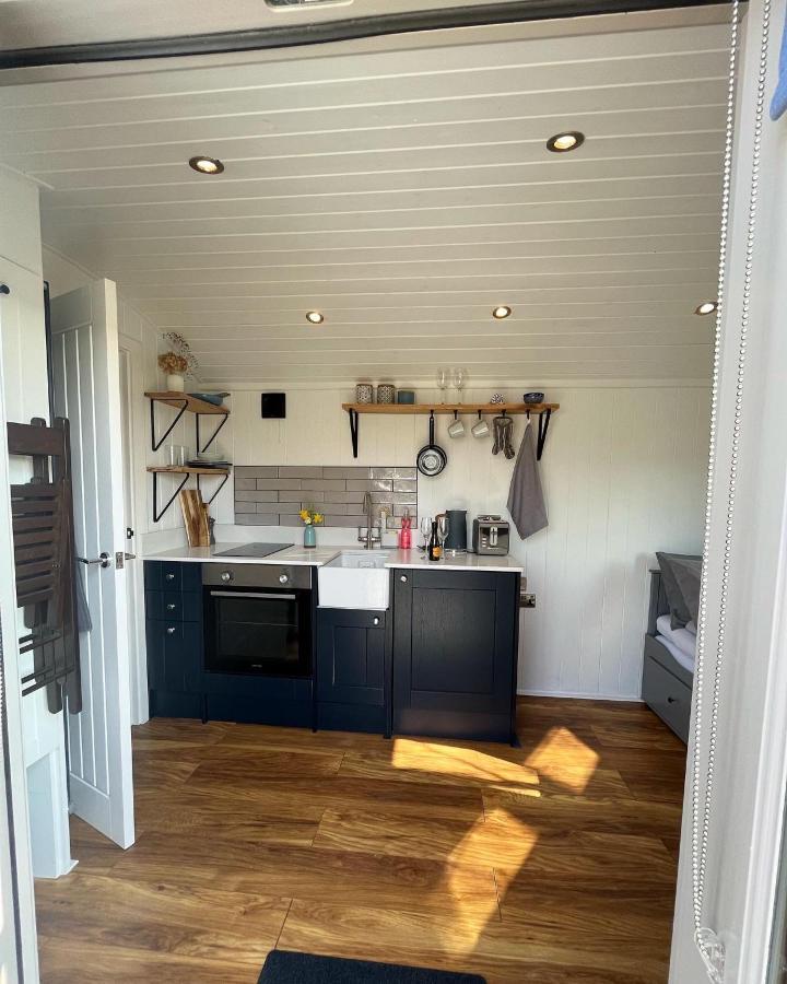 Luxury Shepherds Hut - The Sweet Pea By The Lake York Esterno foto