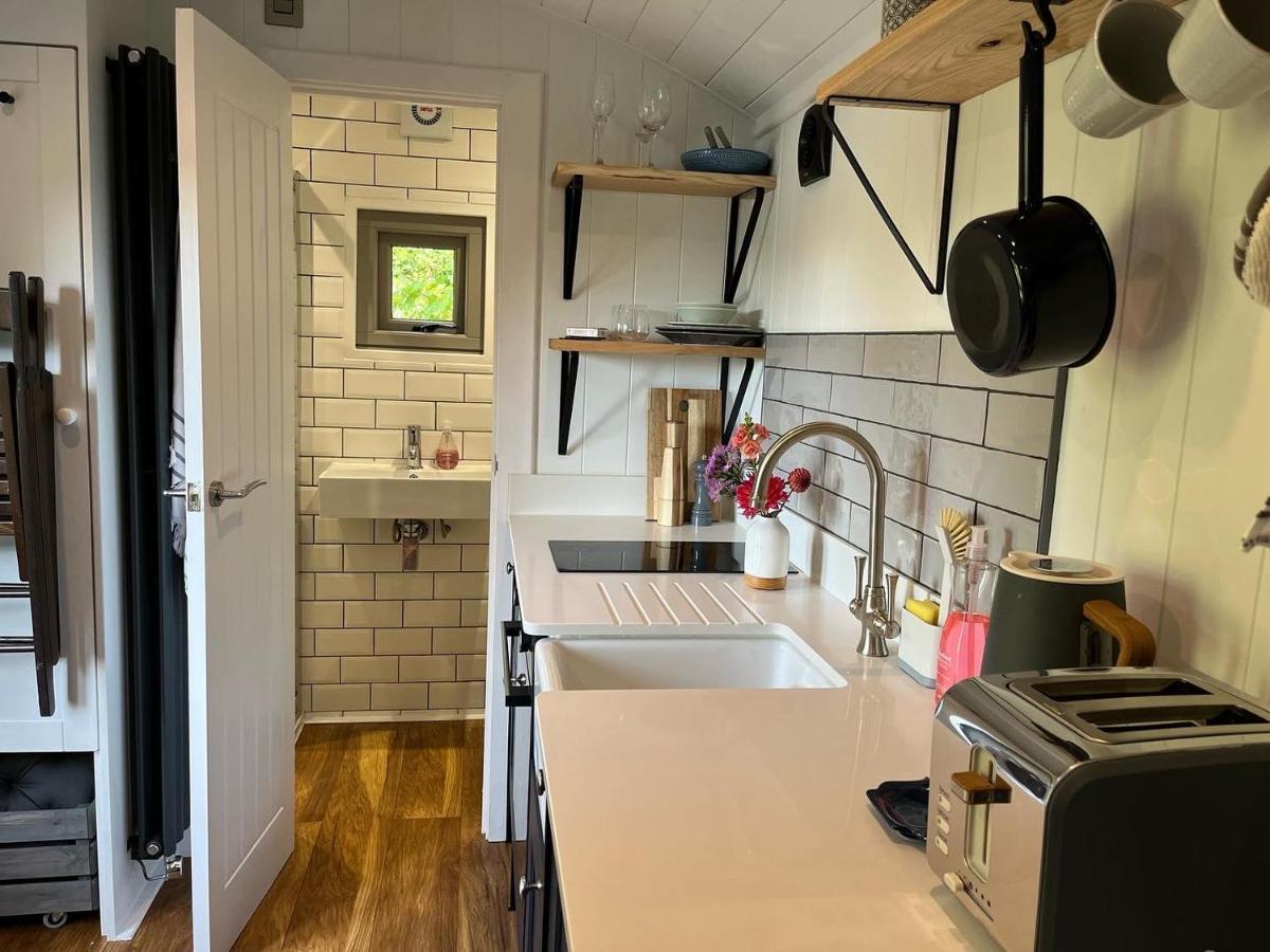 Luxury Shepherds Hut - The Sweet Pea By The Lake York Esterno foto